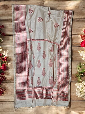Lal Paar Traditional Bengali Silk Saree with Running Blouse Lal Paar Traditional Bengali Silk Saree with Running Blouse